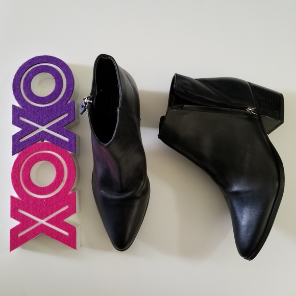 Topshop Shoes - TOPSHOP black leather booties with zipper (39)